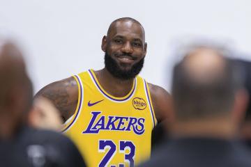 开云新闻-马霍姆斯：科比强于库里不如詹姆斯！詹姆斯和乔丹待定！