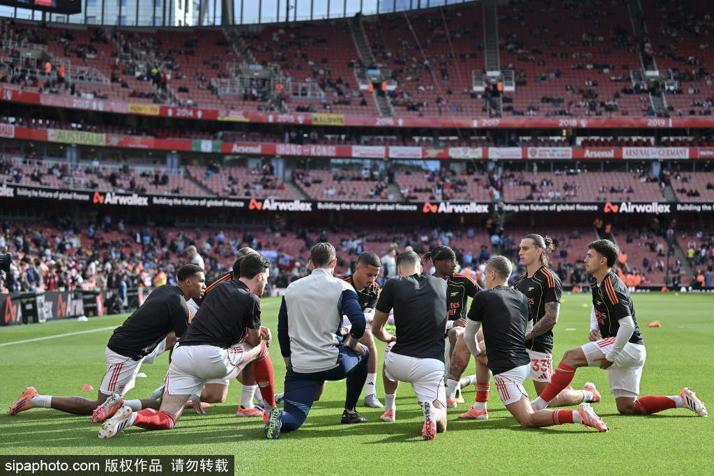 开云app-英超球队战术回归：从橄榄球开球到强壮9号的崛起