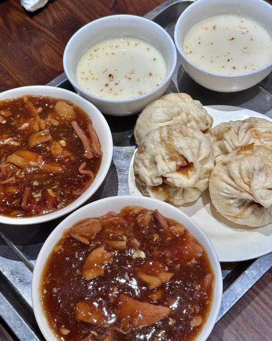 开云app-北京早餐的烟火气：一碗炒肝配包子，一个糖油饼