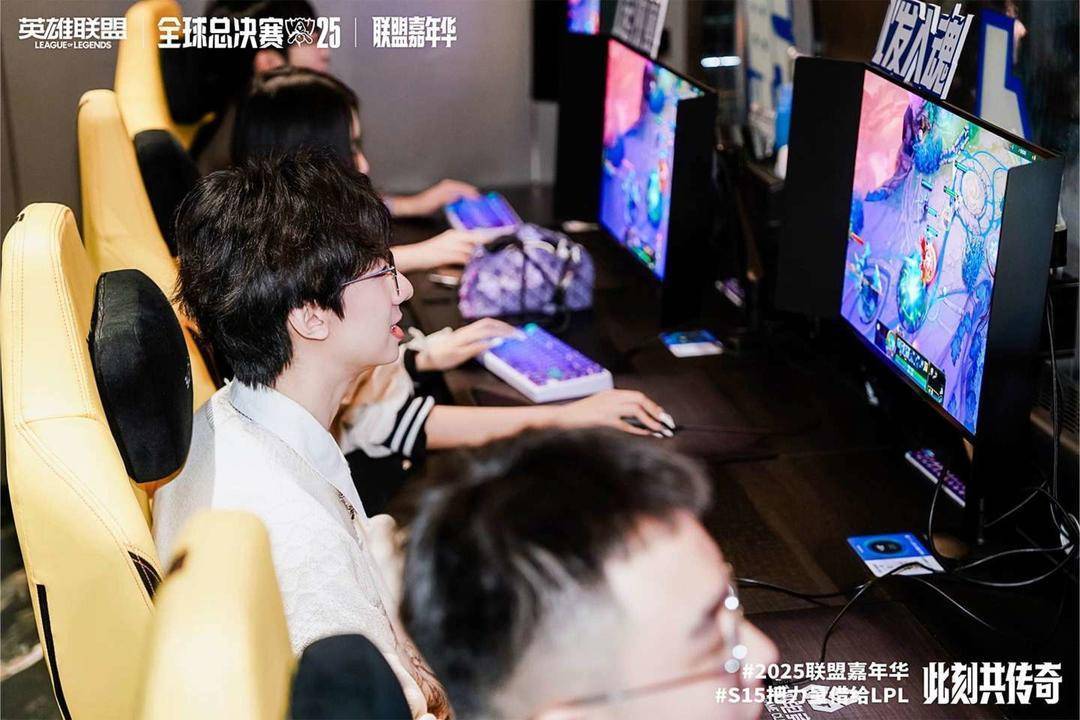 开云新闻-黄浦江(jiāng)畔(pàn)的电竞狂欢！S15上海北外滩觀(guān)赛派对燃爆(bào)半决赛