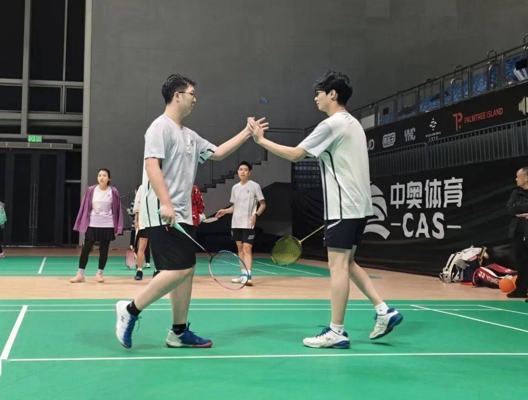 开云app-简医羽毛球队在市级职工羽毛球比赛中斩获公开组第二名