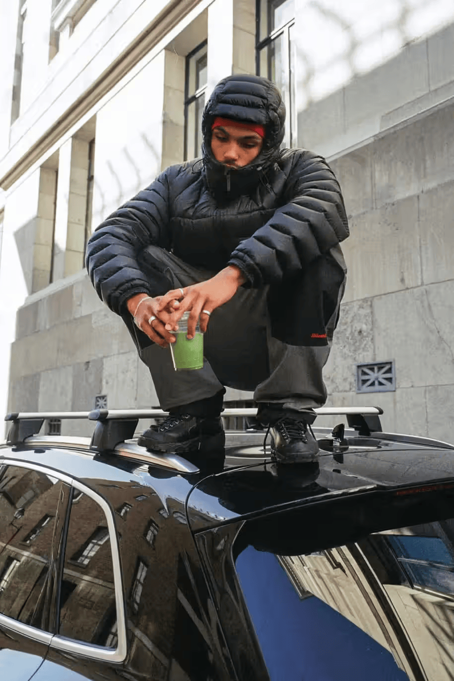 kaiyun-Balenciaga发布橄榄球系列