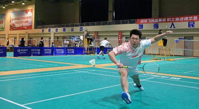 kaiyun-威海高区总工会举办职工羽毛球比赛