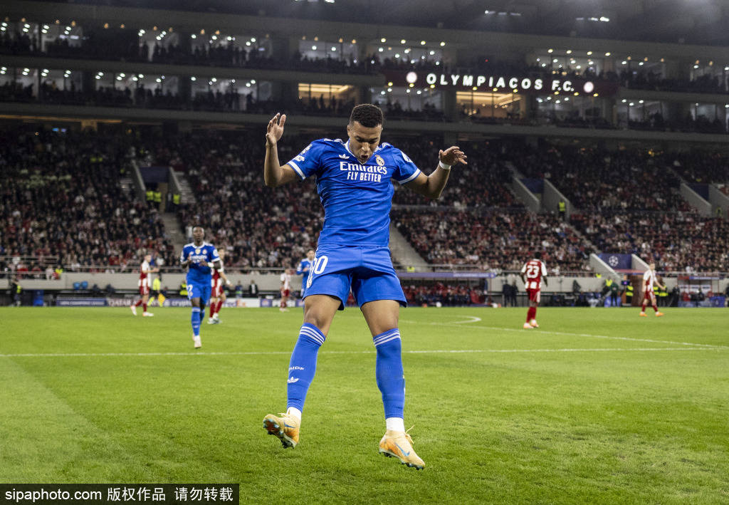 开云-致敬传奇！俄亥俄州立大学外接手达阵摆出霸王步 詹姆斯迅速回应