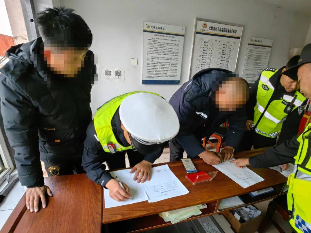 kaiyun-青城(chéng)交警(jǐng)精准打击，5台“百吨王”被查獲(huò)