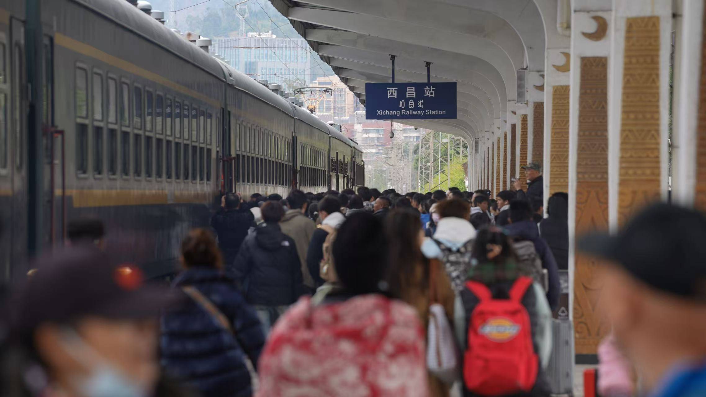 kaiyun-殺(shā)年(nián)猪、灌腊腸(cháng)、跳达体舞……凉山(shān)彝族自治州(zhōu)欢度彝族新(xīn)年(nián)